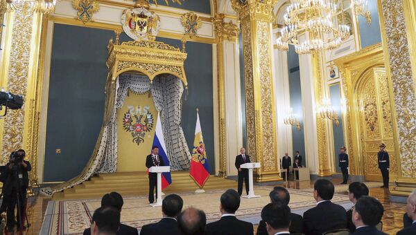 Президент РФ Владимир Путин и председатель Китайской Народной Республики Си Цзиньпин во время встречи. 4 июля 2017 Президент РФ Владимир Путин и председатель Китайской Народной Республики Си Цзиньпин во время встречи. 4 июля 2017