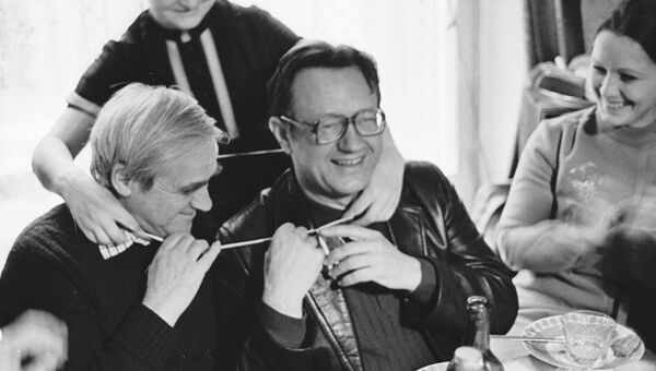 Писатели Даниил Гранин (слева), Алесь Адамович (справа) и одна из героинь книги Евгения Строганова (в центре) Писатели Даниил Гранин (слева), Алесь Адамович (справа) и одна из героинь книги Евгения Строганова (в центре)