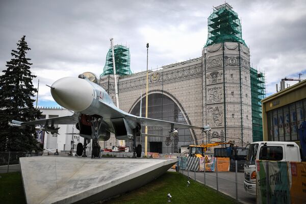 Истребитель Су-27 возле павильона № 32 Космос во время проведения работ по реконструкции ВДНХ Истребитель Су-27 возле павильона № 32 Космос во время проведения работ по реконструкции ВДНХ