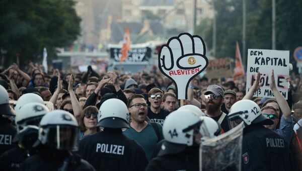Участники акции протеста в преддверии саммита G20 в Гамбурге Участники акции протеста в преддверии саммита G20 в Гамбурге