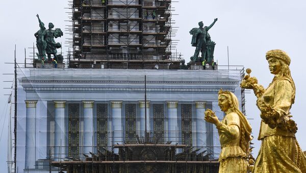 Фрагмент фонтана Дружба народов возле павильона №1 Центральный во время проведения работ по реконструкции ВДНХ. Архивное фото Фрагмент фонтана Дружба народов возле павильона №1 Центральный во время проведения работ по реконструкции ВДНХ. Архивное фото