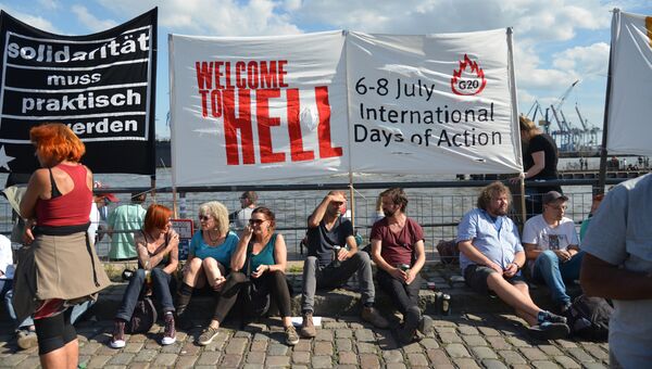 Участники акции протеста в преддверии саммита G20 в Гамбурге Участники акции протеста в преддверии саммита G20 в Гамбурге