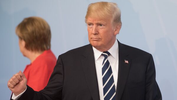 Дональд Трамп на церемонии официальной встречи канцлером Германии Ангелой Меркель глав делегаций государств-участников Группы двадцати G20 в Гамбурге. 7 июля 2017 Дональд Трамп на церемонии официальной встречи канцлером Германии Ангелой Меркель глав делегаций государств-участников Группы двадцати G20 в Гамбурге. 7 июля 2017