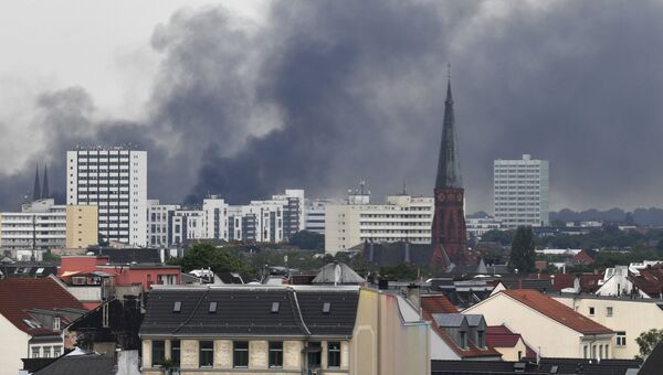 Дым над Гамбургом во время проведения саммита G20. 7 июля 2017 Дым над Гамбургом во время проведения саммита G20. 7 июля 2017