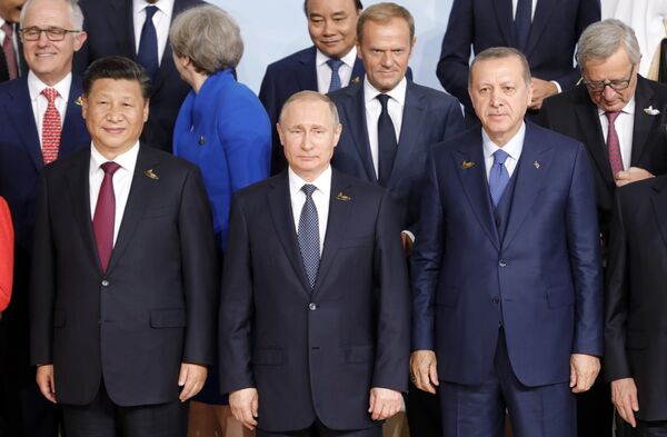 Президент РФ Владимир Путин на церемонии совместного фотографирования глав делегаций государств-участников Группы двадцати G20. 7 июля 2017 Президент РФ Владимир Путин на церемонии совместного фотографирования глав делегаций государств-участников Группы двадцати G20. 7 июля 2017