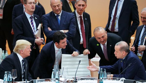 Президент США Дональд Трамп и президент Турции Реджеп Тайип Эрдоган во время саммита G20 в Гамбурге. 7 июля 2017 Президент США Дональд Трамп и президент Турции Реджеп Тайип Эрдоган во время саммита G20 в Гамбурге. 7 июля 2017