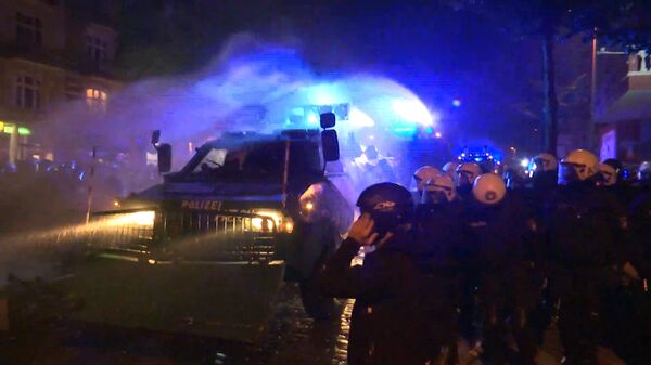Ночные столкновения полицейских с протестующими в Гамбурге Ночные столкновения полицейских с протестующими в Гамбурге