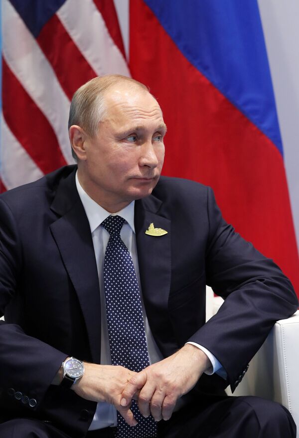 Президент РФ Владимир Путин во время встречи с президентом США Дональдом Трампом на полях саммита лидеров Группы двадцати G20 в Гамбурге. 7 июля 2017 Президент РФ Владимир Путин во время встречи с президентом США Дональдом Трампом на полях саммита лидеров Группы двадцати G20 в Гамбурге. 7 июля 2017