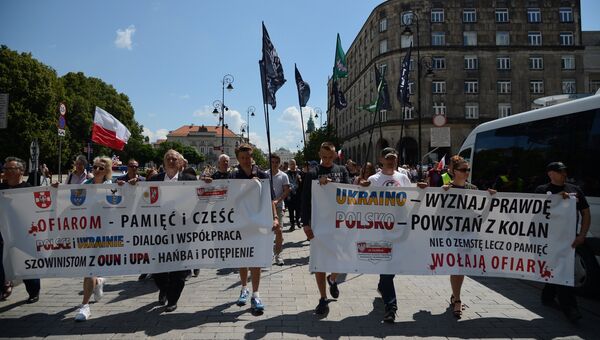Участники во время акции памяти жертв Волынской резни в Варшаве. 9 июля 2017 Участники во время акции памяти жертв Волынской резни в Варшаве. 9 июля 2017