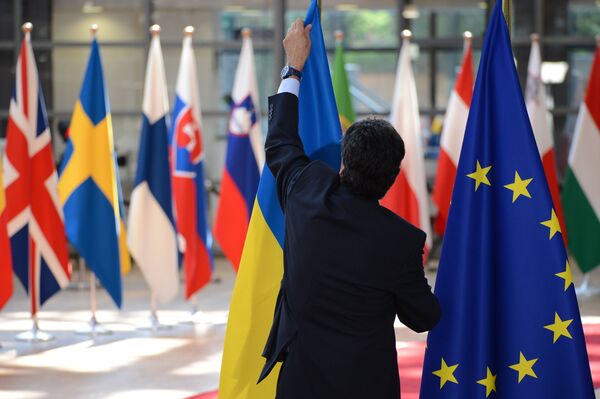 Флаги Украины и ЕС во время саммита ЕС в Брюсселе Флаги Украины и ЕС во время саммита ЕС в Брюсселе