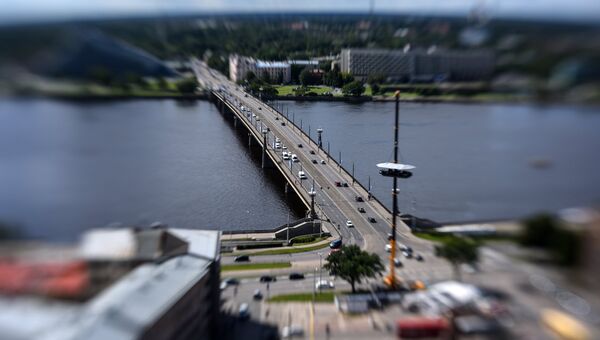 Каменный мост через реку Даугаву в Риге. Архивное фото Каменный мост через реку Даугаву в Риге. Архивное фото