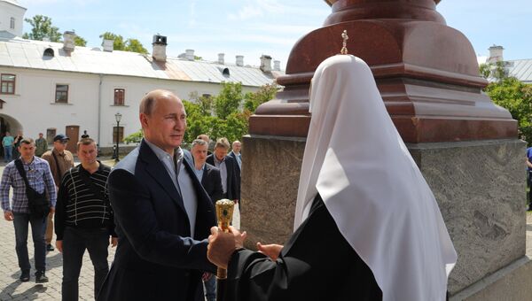 Президент РФ Владимир Путин и патриарх Московский и всея Руси Кирилл в Спасо-Преображенском соборе Валаамского монастыря. 11 июля 2017 Президент РФ Владимир Путин и патриарх Московский и всея Руси Кирилл в Спасо-Преображенском соборе Валаамского монастыря. 11 июля 2017