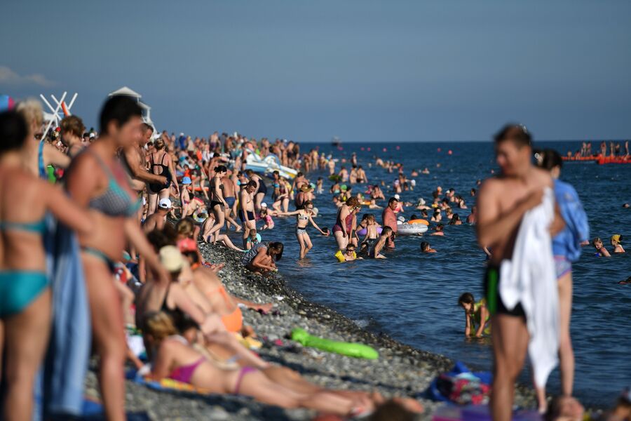 Отдыхающие на море в Сочи. Отдыхающие на море в Сочи.