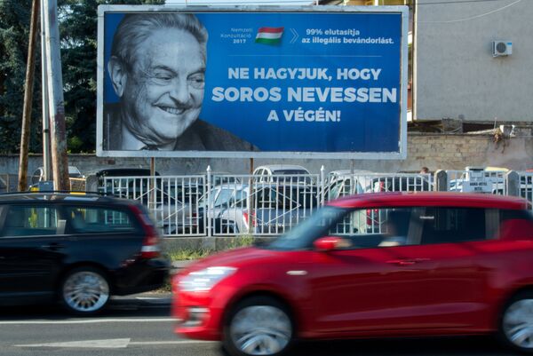 Плакат с изображением Джорджа Сороса в Секешфехерваре, Венгрия. 6 июля 2017 Плакат с изображением Джорджа Сороса в Секешфехерваре, Венгрия. 6 июля 2017