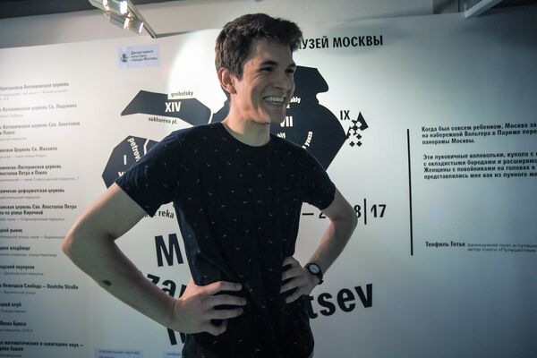 Гость из Барселоны на выставке Москва глазами иностранцев в Музее Москвы Гость из Барселоны на выставке Москва глазами иностранцев в Музее Москвы