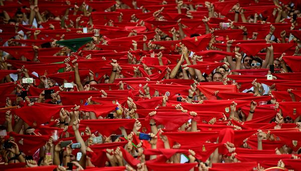 Участники фестиваля Сен-Фермин в Памплоне с красными платками Участники фестиваля Сен-Фермин в Памплоне с красными платками