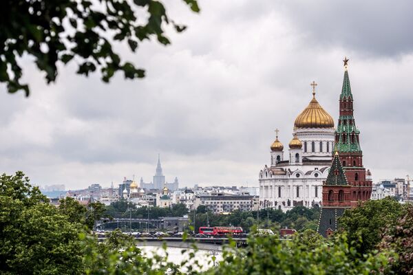 Вид на Кремль и храм Христа Спасителя в Москве Вид на Кремль и храм Христа Спасителя в Москве