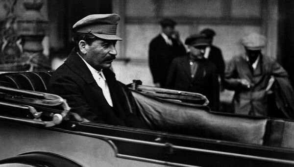 Сталин в автомобиле у Большого театра. 1926 год Сталин в автомобиле у Большого театра. 1926 год