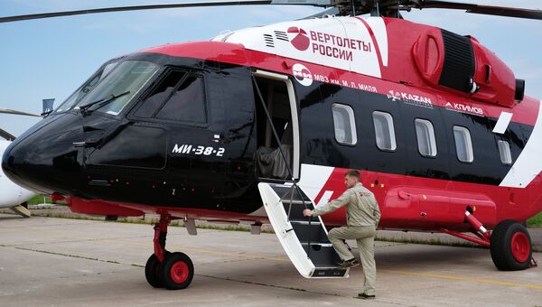 Мужчина у вертолета МИ-38-2 на Международном авиационно-космическом салоне МАКС-2017 в Жуковском Мужчина у вертолета МИ-38-2 на Международном авиационно-космическом салоне МАКС-2017 в Жуковском