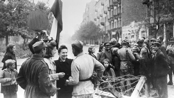 Мирные жители Варшавы и бойцы Красной Армии. Освобождение Польши. Великая Отечественная война 1941-1945 годов Мирные жители Варшавы и бойцы Красной Армии. Освобождение Польши. Великая Отечественная война 1941-1945 годов