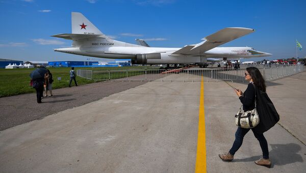 Стратегический бомбардировщик-ракетоносец Ту-160 Николай Кузнецов на Международном авиационно-космическом салоне МАКС-2017 Стратегический бомбардировщик-ракетоносец Ту-160 Николай Кузнецов на Международном авиационно-космическом салоне МАКС-2017