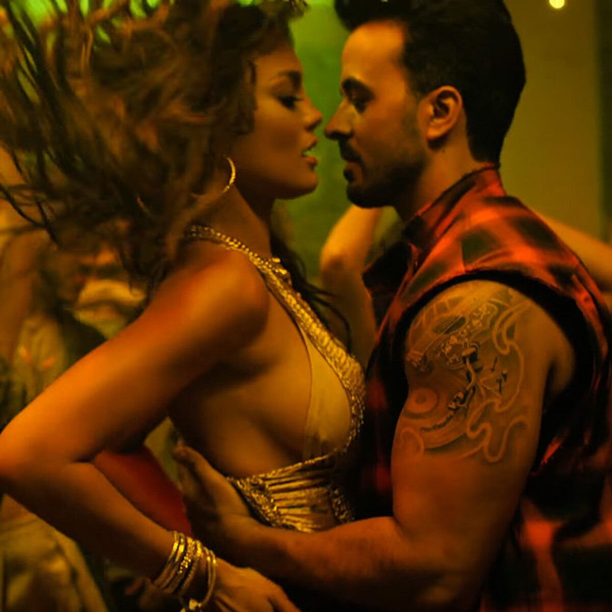 Luis fonsi feat daddy yankee despacito. Танцовщицы у луиса фонси. luis fonsi - despacito ft. daddy yankee. despacito луис фонси. луис фонси и дэдди янки.