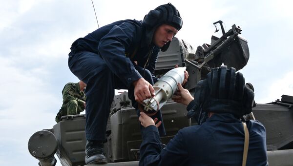 Танки Т-90 поддерживают учебную атаку разведчиков на полигоне Тарское на Северном Кавказе Танки Т-90 поддерживают учебную атаку разведчиков на полигоне Тарское на Северном Кавказе