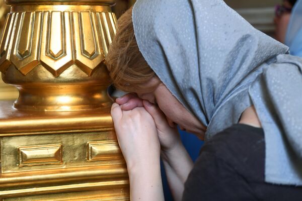 Верующая в Благовещенском соборе перед началом крестного хода в праздник явления Казанской иконы Божией матери в Казани Верующая в Благовещенском соборе перед началом крестного хода в праздник явления Казанской иконы Божией матери в Казани
