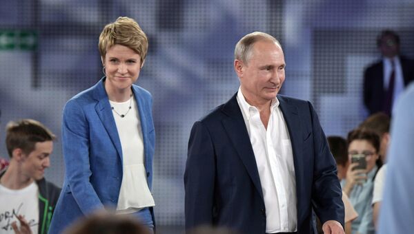 Владимир Путин и руководитель образовательного центра Сириус Елена Шмелева. Архивное фото Владимир Путин и руководитель образовательного центра Сириус Елена Шмелева. Архивное фото