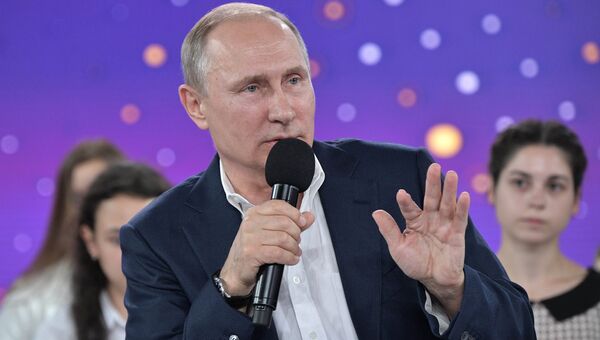 Владимир Путин во время Недетского разговора в образовательном центре для одаренных детей Сириус в Сочи. 21 июля 2017 Владимир Путин во время Недетского разговора в образовательном центре для одаренных детей Сириус в Сочи. 21 июля 2017