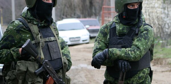 Сотрудники правоохранительных органов во время спецоперации в Дагестане. Архивное фото Сотрудники правоохранительных органов во время спецоперации в Дагестане. Архивное фото