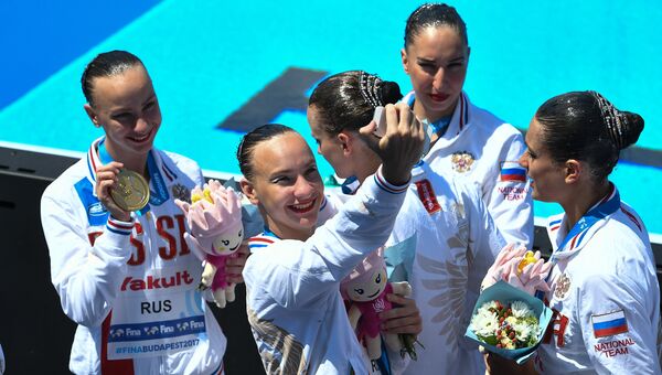 Спортсменки сборной России, завоевавшие золотые медали в групповых соревнованиях по синхронному плаванию на чемпионате мира FINA 2017 Спортсменки сборной России, завоевавшие золотые медали в групповых соревнованиях по синхронному плаванию на чемпионате мира FINA 2017