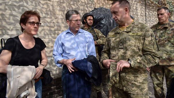Спецпредставитель США по Украине Курт Волкер на Донбассе. Архивное фото Спецпредставитель США по Украине Курт Волкер на Донбассе. Архивное фото
