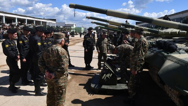 Команда Армении перед началом репетиции международного этапа конкурса Танковый биатлон Армейских международных игр-2017 в Алабино Команда Армении перед началом репетиции международного этапа конкурса Танковый биатлон Армейских международных игр-2017 в Алабино