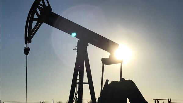 Добыча нефти. Архивное фото Добыча нефти. Архивное фото