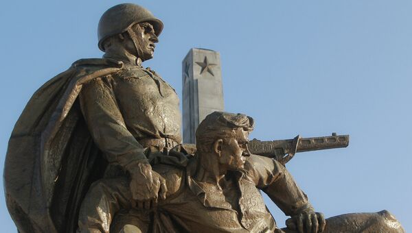 Памятник советским воинам в Варшаве, Польша. Архивное фото Памятник советским воинам в Варшаве, Польша. Архивное фото