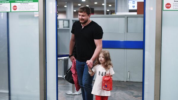 Житель Саратовской области Сергей Уханов с дочерью Лизой в аэропорту Москвы. 26 июля 2017 Житель Саратовской области Сергей Уханов с дочерью Лизой в аэропорту Москвы. 26 июля 2017