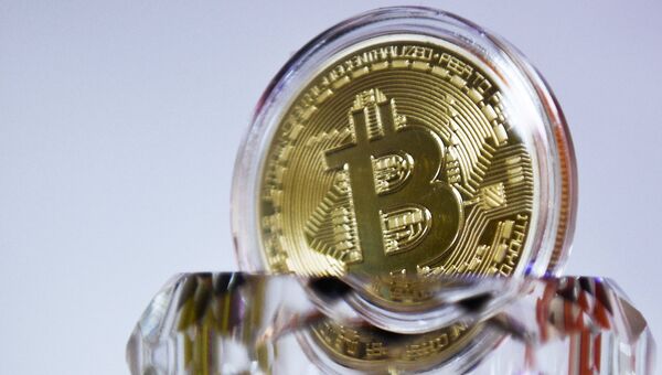 Сувенирная монета криптовалюты биткойн в MaRSe Bitcoin Center в Москве. Архивное фото Сувенирная монета криптовалюты биткойн в MaRSe Bitcoin Center в Москве. Архивное фото