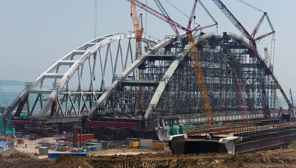 Сборка арок железнодорожной и автомобильной части моста через Керченский пролив. Архивное фото Сборка арок железнодорожной и автомобильной части моста через Керченский пролив. Архивное фото