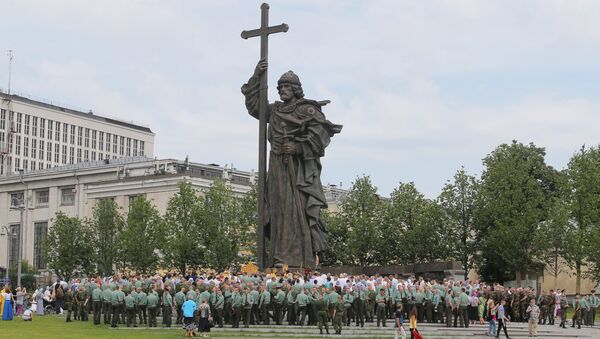 Участники крестного хода в Москве к памятнику князя Владимира в День крещения Руси. 28 июля 2017 Участники крестного хода в Москве к памятнику князя Владимира в День крещения Руси. 28 июля 2017