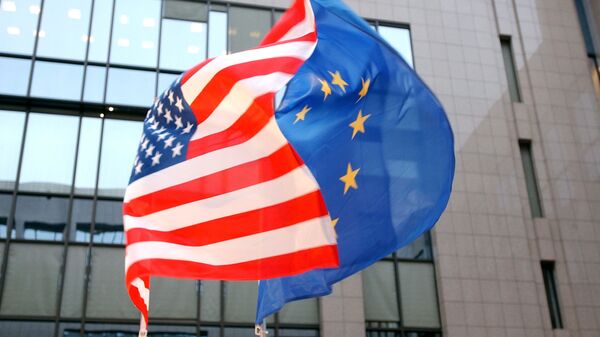 Флаги ЕС и США на здании Европейского парламента в Брюсселе Флаги ЕС и США на здании Европейского парламента в Брюсселе