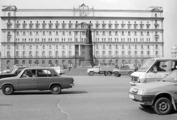 Памятник Ф. Э. Дзержинскому у здания КГБ СССР Памятник Ф. Э. Дзержинскому у здания КГБ СССР