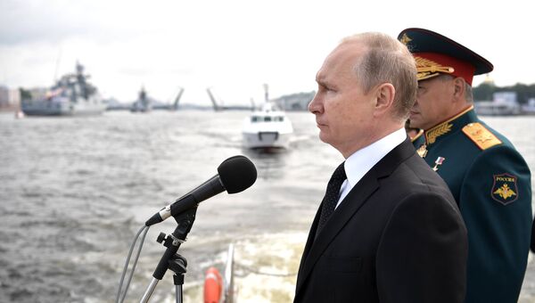 Верховный главнокомандующий РФ Владимир Путин на катере совершает обход кораблей, выстроившихся перед началом парада по случаю Дня Военно-морского флота РФ, на рейде Невы в Санкт-Петербурге. 30 июля 2017 Верховный главнокомандующий РФ Владимир Путин на катере совершает обход кораблей, выстроившихся перед началом парада по случаю Дня Военно-морского флота РФ, на рейде Невы в Санкт-Петербурге. 30 июля 2017