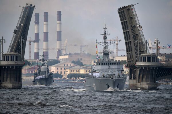 Во время главного военно-морского парада в честь Дня Военно-морского флота России в Санкт-Петербурге. 30 июля 2017 Во время главного военно-морского парада в честь Дня Военно-морского флота России в Санкт-Петербурге. 30 июля 2017
