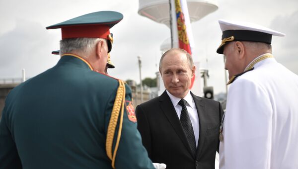 Верховный главнокомандующий РФ Владимир Путин на Адмиралтейской набережной Санкт-Петербурге перед началом парада по случаю Дня Военно-морского флота РФ. 30 июля 2017 Верховный главнокомандующий РФ Владимир Путин на Адмиралтейской набережной Санкт-Петербурге перед началом парада по случаю Дня Военно-морского флота РФ. 30 июля 2017