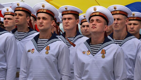 Военные моряки гвардейского ракетного крейсера Варяг во время парада кораблей, посвященного Дню Военно-морского флота России, во Владивостоке. 30 июля 2017 Военные моряки гвардейского ракетного крейсера Варяг во время парада кораблей, посвященного Дню Военно-морского флота России, во Владивостоке. 30 июля 2017
