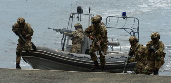 Высадка бойцов морского спецназа во время парада кораблей и военно-спортивного праздника по случаю празднования Дня Военно-морского флота России во Владивостоке. 30 июля 2017 Высадка бойцов морского спецназа во время парада кораблей и военно-спортивного праздника по случаю празднования Дня Военно-морского флота России во Владивостоке. 30 июля 2017