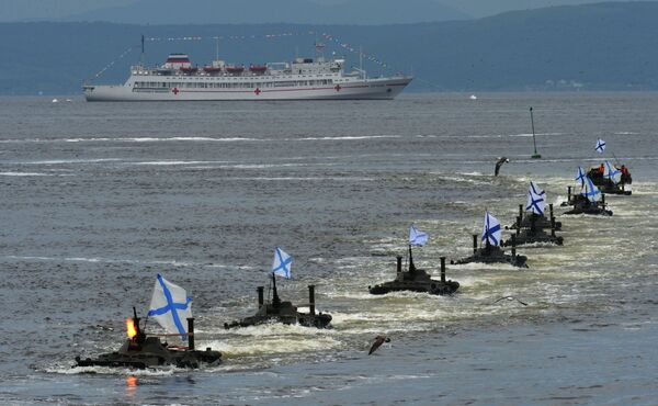 Высадка морского десанта на БТР-80 во время парада кораблей по случаю празднования Дня Военно-морского флота России во Владивостоке. 30 июля 2017 Высадка морского десанта на БТР-80 во время парада кораблей по случаю празднования Дня Военно-морского флота России во Владивостоке. 30 июля 2017