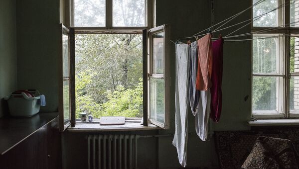 Белье сушится в комнате жилого дома в Северо-Западном административном округе города Москвы Белье сушится в комнате жилого дома в Северо-Западном административном округе города Москвы