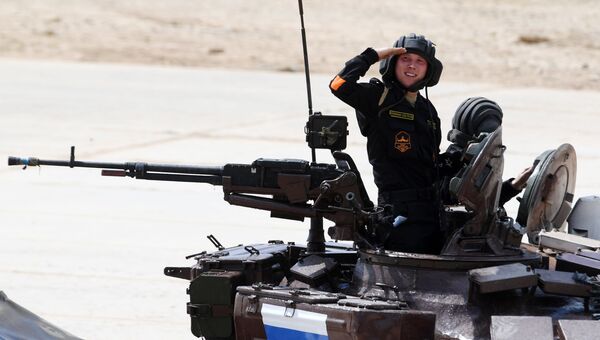 Экипаж команды армии России во время соревнований по танковому биатлону на АрмИ-2017 Экипаж команды армии России во время соревнований по танковому биатлону на АрмИ-2017